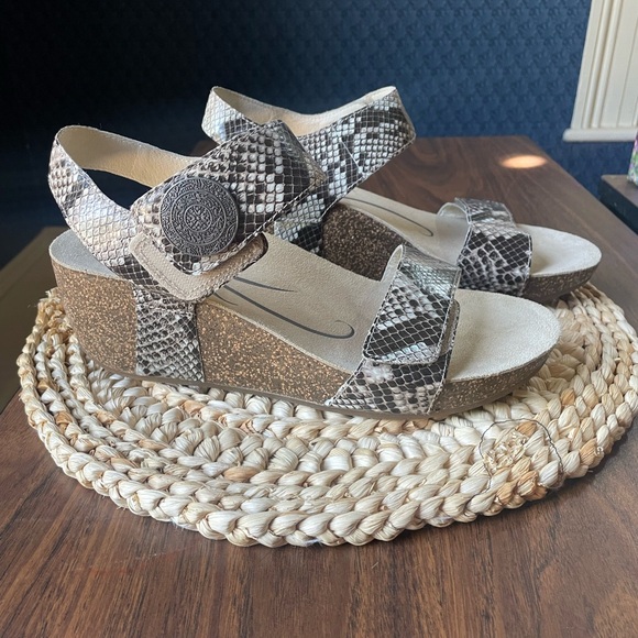 Abeo Una Wedge Sandal Size 10 Leather Snakeskin Summer Neutral Comfortable 10/10 - Picture 2 of 12